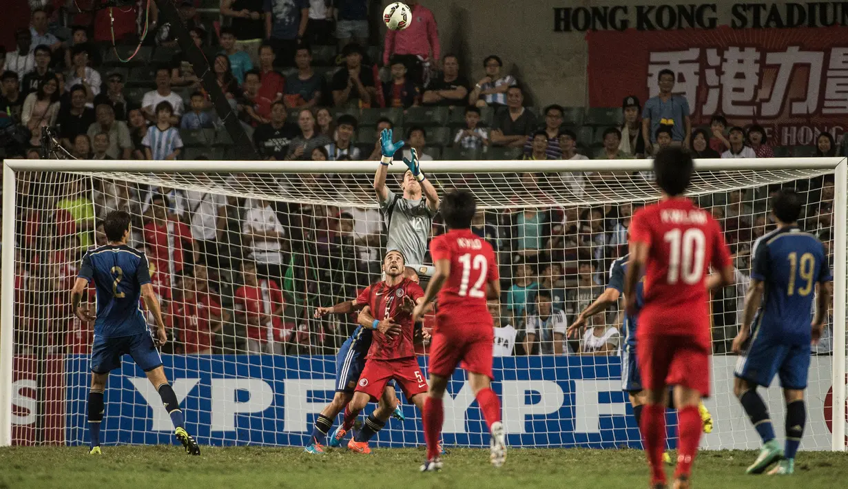 Kiper Timnas Argentina, Agustin Marchesin (tengah atas) berusaha menangkap bola dari ancaman pemain Argentina pada laga persahabatan internasional di Hong Kong Stadium, Hong Kong (14/10/2014). (AFP/Anthony Wallace)