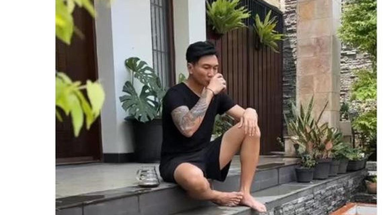 7 Potret Teras Rumah Anji, Asri dengan Kebun Sirih China di Halaman Depan