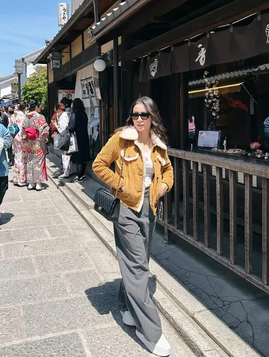 Banyak yang terpesona dengan penampilan Momo selama berada di Jepang. Pemilik nama lengkap Narova Morina Sinaga ini juga selalu menyempatkan untuk foto OOTD. Ia tampak menikmati jalan-jalan di Negeri Sakura. (Liputan6.com/IG/@therealmomogeisha)