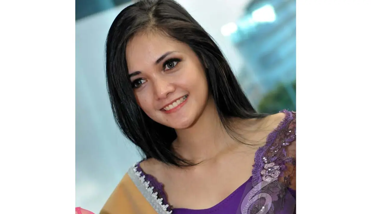Salah satu tugas Kartika selaku Duta Smesco Indonesia adalah melakukan promosi interpersonal kepada masyarakat umum tentang produk UKM unggulan, Jakarta, Selasa (24/06/2014) (Liputan6.com/Panji Diksana)