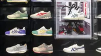 Deretan sneakers ASICS di Foot Locker Kota Kasablanka. (Liputan6.com/Putu Elmira)