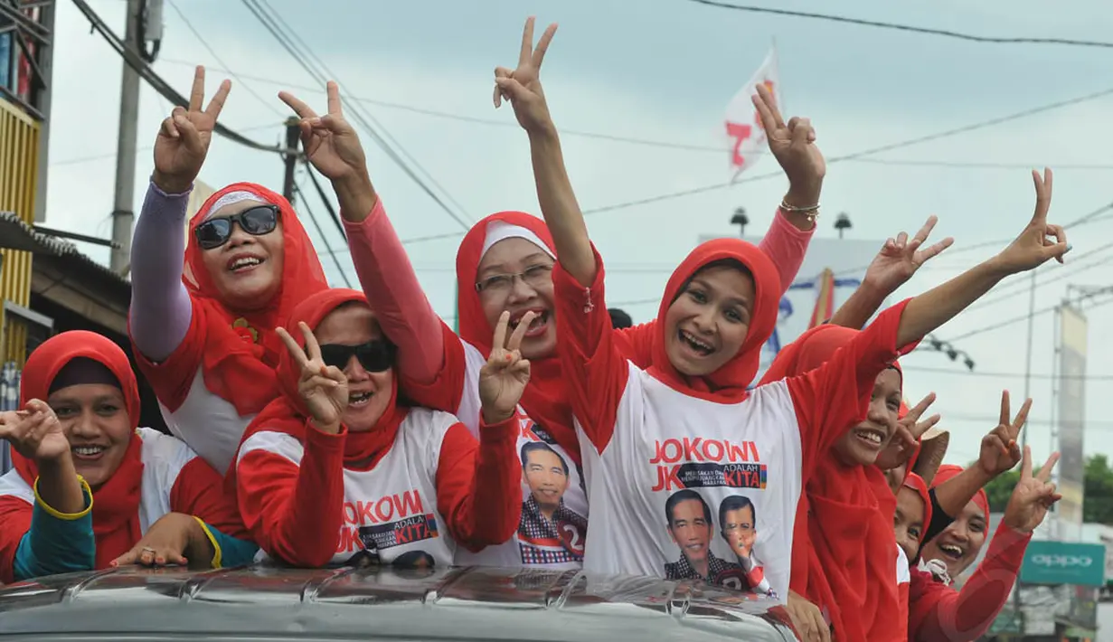 Ibu-ibu simpatisan pendukung Jokowi-JK terlihat kompak mengenakan kaos bergambar pasangan capres cawapres nomor urut dua tersebut sembari memberikan salam dua jari, Subang, Selasa (17/6/14). (Liputan6.com/Herman Zakharia)