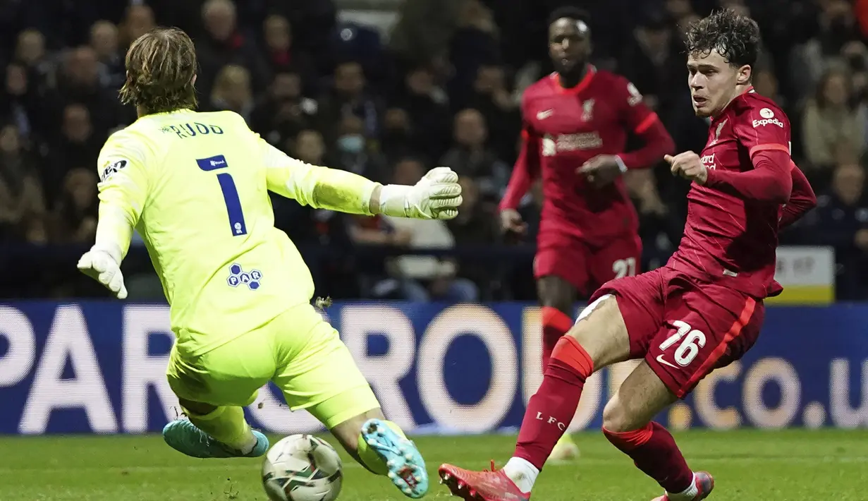 Liverpool berhasil menggandakan keunggulan menjadi 2-0 pada menit ke-84. Berawal dari tembakan Neco Williams yang dapat diblok kiper Preston, Declan Rudd. (AP/Jon Super)