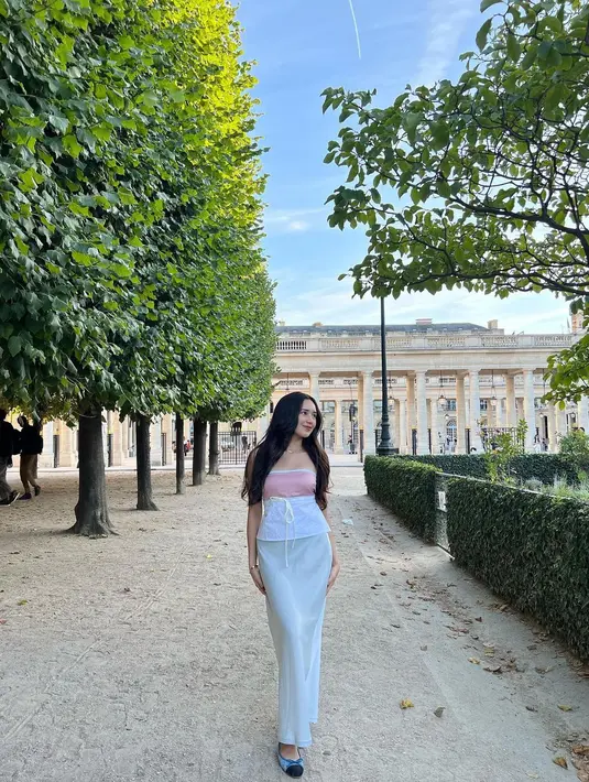 Beby memadukan dua warna dalam outfitnya kala itu, yakni putih dan pink. [Instagram.com/bebytsabina]