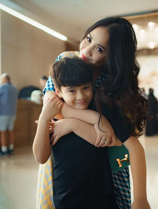 Keduanya juga memboyong anak-anaknya termasuk Rafathar yang mengidolakan Lionel Messi.  @raffinagita1717.