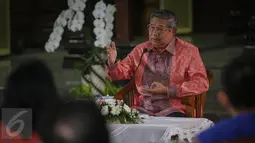 Mantan Presiden RI Susilo Bambang Yudhoyono (SBY) memberikan kata sambutan di kediaman pribadinya Puri Cikeas, Bogor, Kamis (27/8/2015). Di Puri Cikeas, SBY mengundang para pemimpin media dalam acara silaturahmi. (Liputan6.com/Faizal Fanani)