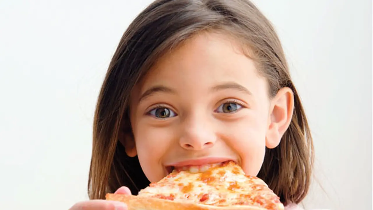 Anak-anak Makan Pizza Maksimal 2 Potong