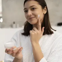 Pastikan wajah dalam kondisi bersih dan cukup lembap dengan menggunakan moisturizer. (Foto/Dok: freepik.com)