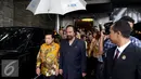Setya Novanto meninggalkan kantor DPP Partai Nasdem usai melakukan pertemuan di Jakarta, Selasa (17/1). Golkar dan Nasdem sepakat memantapkan komitmen kebangsaan bersama untuk menghadapi tantangan masa depan bangsa. (Liputan6.com/JohanTallo)