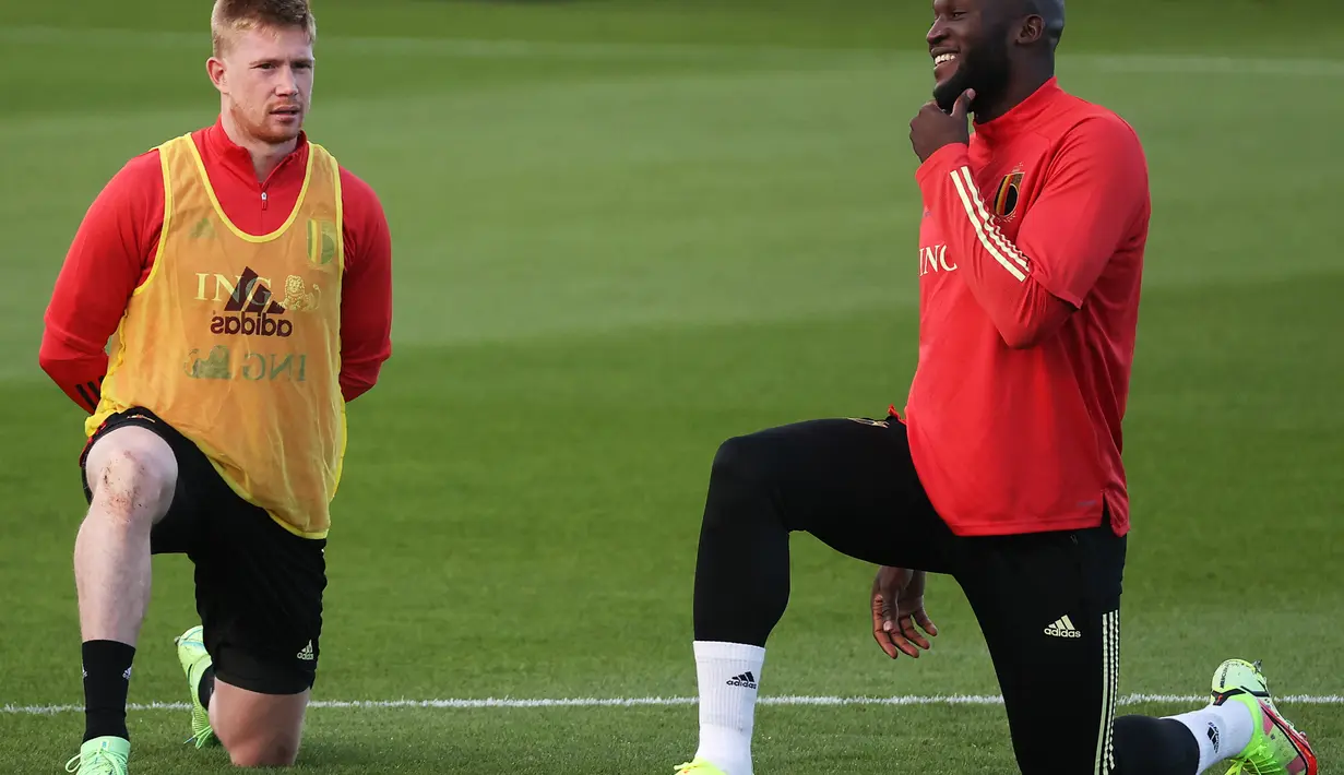 Penyerang Belgia, Romelu Lukaku (kanan) berbincang dengan gelandang Kevin De Bruyne selama sesi latihan di Tubize (5/10/2021). Belgia akan bertanding melawan Prancis pada semifinal UEFA Nations League di Allianz Stadium. (AFP/Belga/Virginie Lefeour)