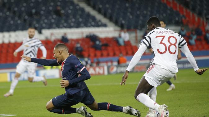 Striker PSG Kylian Mbappe mendapat pengawalan bek Manchester United (MU) Axel Tuanzebe pada laga pertama Grup H Liga Champions di Parc des Princes, Rabu (21/10/2020) dini hari WIB. (AP Photo / Michel Euler)