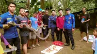 Anggota Pemadam Kebakaran dan Penyelamatan Kota Depok melakukan evakuasi ular sanca di permukiman warga di Gang Pusara RT 1/5, Bojongsari, Kota Depok, Selasa (24/11/2020). (Liputan6.com/Dicky Agung Prihanto)