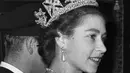Ratu Elizabeth II mengenakan George IV State Diadem dalam perjalanannya ke Westminster Abbey. (Foto: Instagram/@mimi.julid)