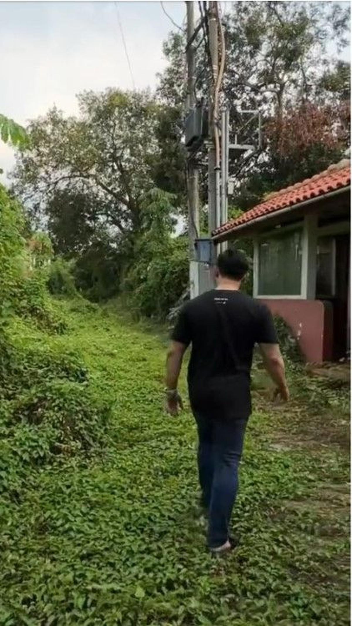 Akses Masuk Telah Dipenuhi Semak Belukar