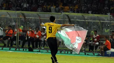 Spanduk bergambar bendera Palestina dikibarkan salah satu penonton laga persahabatan ISL All Stars vs Juventus di Stadion GBK, Jakarta, (6/8/2014). (Liputan6.com/Helmi Fithriansyah)