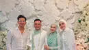 Fairuz A. Rafid turut hadir bersama suami mengenakan busana serba putih. Ia nampak kenakan tunik linen berwarna putih dan rok panjang [@fairuzarafiq]