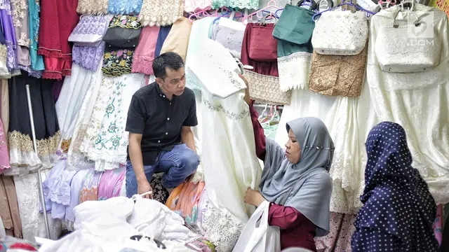 Antusiasme Pengunjung Berburu Busana Muslim Ramadan di Pasar Tanah Abang