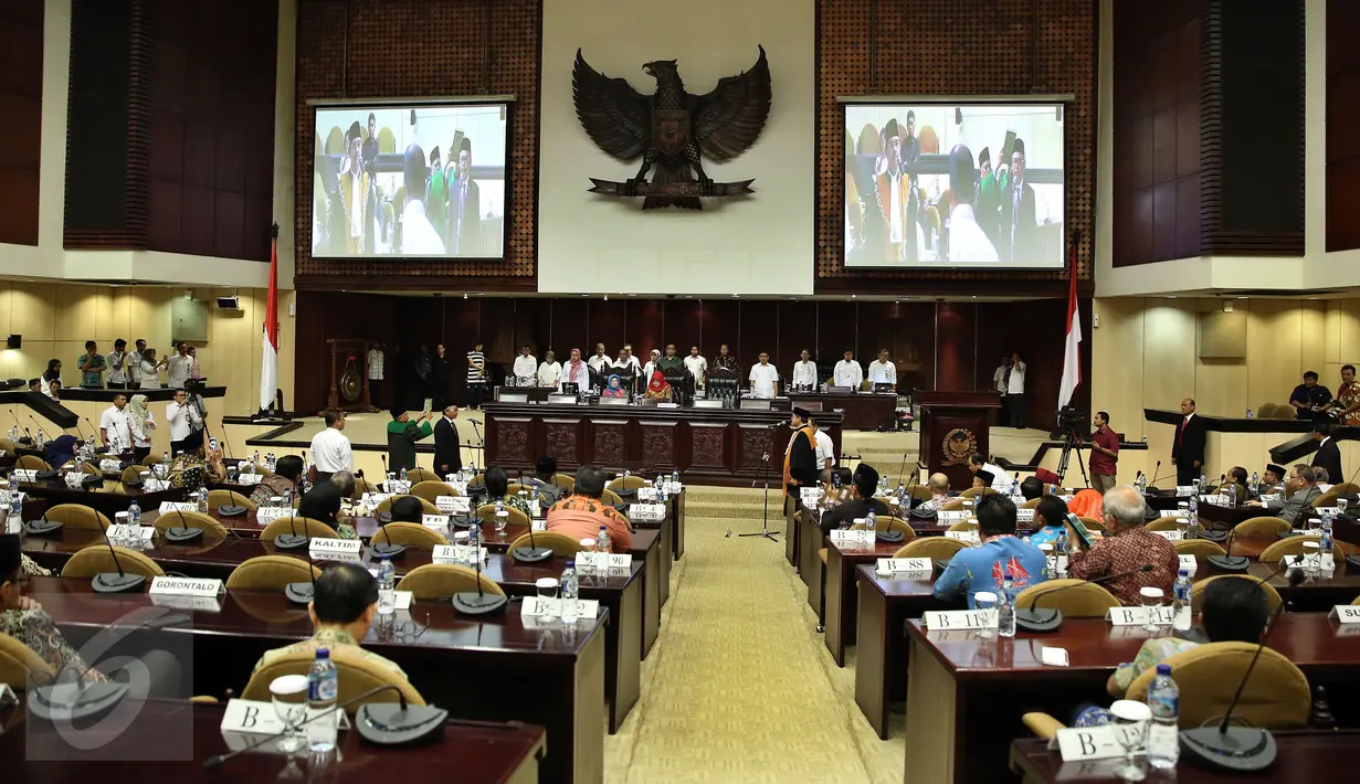 Suasana pelantikan Mohammad Saleh sebagai Ketua DPD RI di Gedung Nusantara V Kompleks Parlemen, Jakarta, Rabu (12/10). Saleh terpilih menjadi orang nomor satu di DPD menyingkirkan dua pesaingnya, GKR Hemas dan Farouk Muhammad. (Liputan6.com/Johan Tallo)