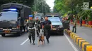 Petugas keamanan mengerahkan anjing pelacak saat mengamankan lokasi debat keempat Pilpres 2019 di Hotel Shangri-La, Jakarta, Sabtu (30/3). Debat kali ini mempertemukan capres nomor urut 01 Joko Widodo atau Jokowi dan capres nomor urut 02 Prabowo Subianto. (Liputan6.com/Angga Yuniar)