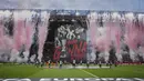 Koreografi para pendukung Manchester United dalam laga lanjutan Liga Europa 2024/2025 melawan Lyon di Old Trafford, Manchester, Inggris, Jumat (18/04/2025) dini hari WIB. (AP Photo/Jon Super)