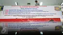 Petugas memasang spanduk di Mangga Dua, Jakarta, Rabu (18/5). Pemasangan spanduk bertujuan memberikan edukasi kepada setiap pelaku usaha dan meningkatkan kesadaran masyarakat  menghargai hasil karya intelektual. (Liputan6.com/Immanuel Antonius)