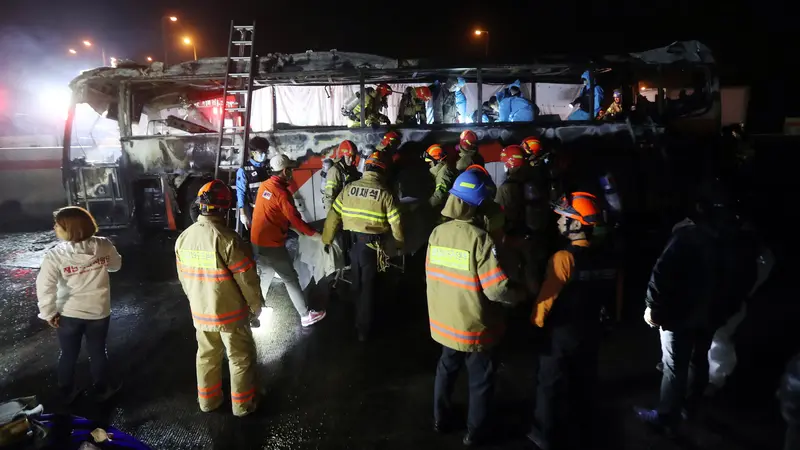 20161014-Bus Pariwisata Ludes Terbakar di Tol-Korsel