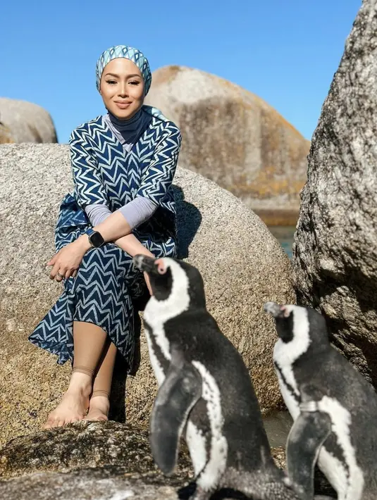 <p>Dengan motif dan warna bernuansa nautical.Ia hadir dengan kaftan dan turban yang begitu cantik dan serasi dengan keindahan alam sebagai latar. [Foto: Instagram/ azrinazmazharhakim]</p>