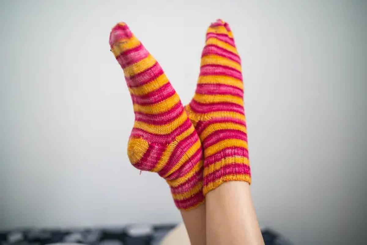Benarkah Tidur dengan Mengenakan Kaus Kaki Baik Bagi Tubuh? Ini Penjelasannya
