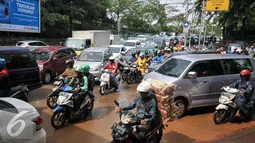 Sisa tanah yang terbawa air hujan di Jalan Galunggung, Jakarta, Selasa (30/8). Bila tidak berhati-hati pengendara motor dapat terpeleset akibat tanah basah yang menyisa di bahu jalan. (Liputan6.com/Yoppy Renato)