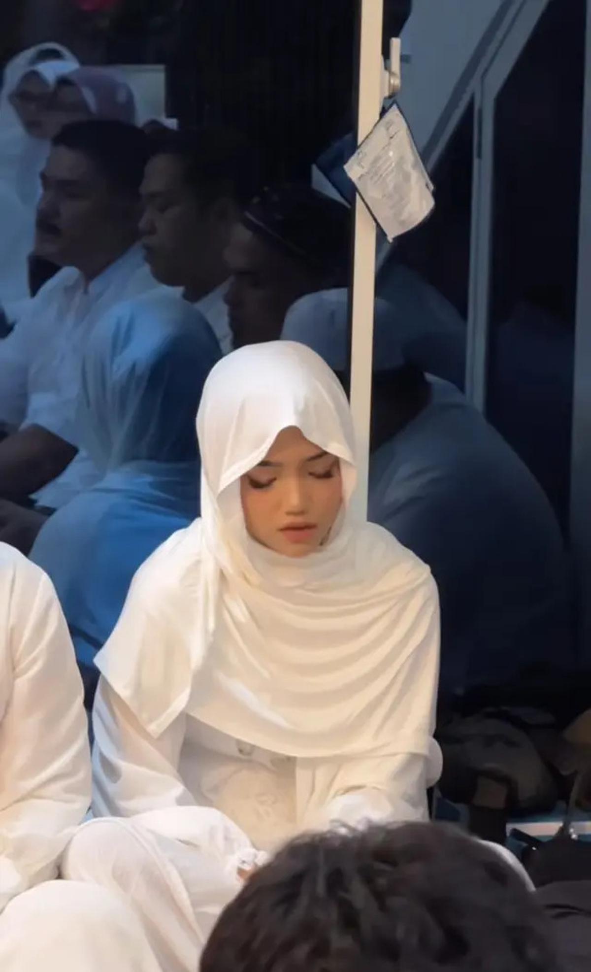 7 Potret Pengajian Sederhana Frans Faisal Jelang Menikah, Gaya Hijab Fuji Menawan