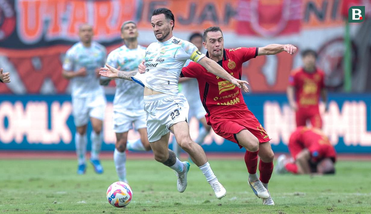 Pemain Persib Bandung, Marc Klok (kiri) berebut bola dengan pemain Persija Jakarta, Maciej Gajos dalam laga lanjutan BRI Liga 1 2024/2025 di Stadion Patriot Candrabhaga, Bekasi, Minggu (16/02/2025). (Bola.com/M Iqbal Ichsan)