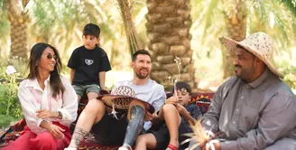 Belum lama ini, bintang PSG Lionel Messi dan keluarganya berpelesiran ke kota Riyadh, Arab Saudi.  [Foto: Twitter/Arabiandailys].