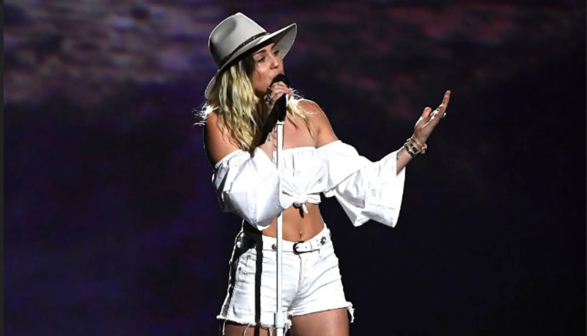 Miley Cyrus ditemani sang kekasih, Liam Hemsworth di Billboard Music Awards 2017 (FoxNews)