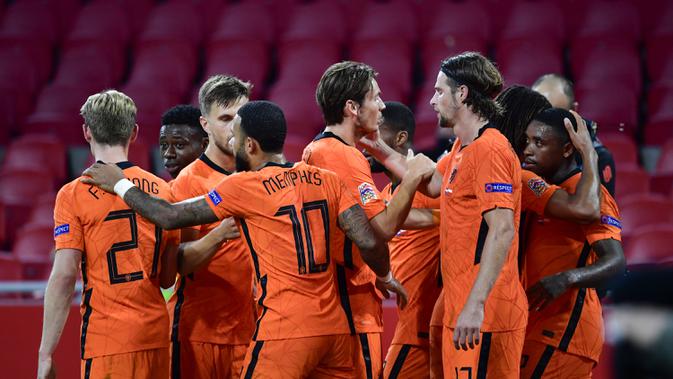 Pemain Belanda merayakan gol yang dicetak Steven Bergwijn ke gawang Polandia pada laga UEFA Nations League di Stadion Johan Cruijff Arena, Amsterdam, Sabtu (5/9/2020) dini hari WIB. Belandang menang 1-0 atas Polandia. (AFP/John Thys)