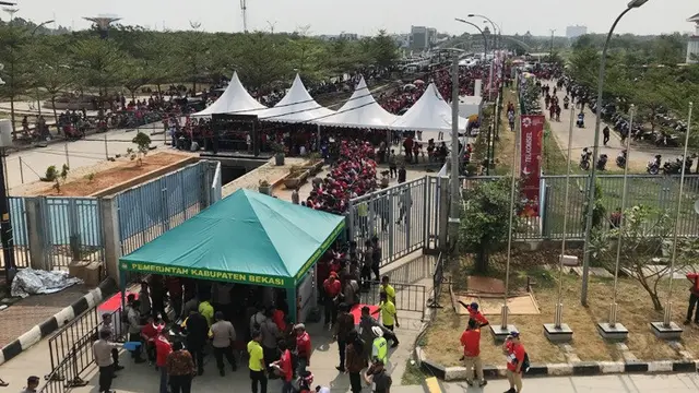 Pintu masuk Stadion Wibawamukti, Cikarang hanya dibuka dua, sehingga terjadi penumpukan penonton