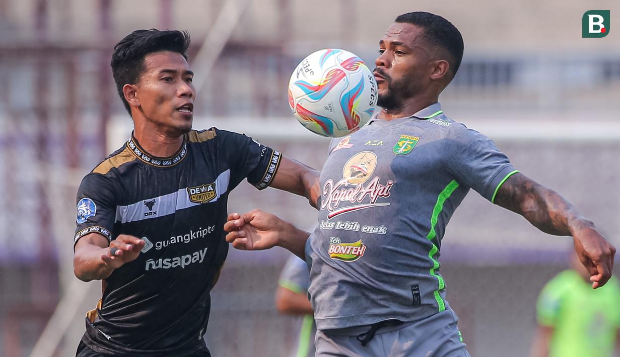 <p>Pemain Persebaya Surabaya, Paulo Victor (kanan) berebut bola dengan pemain Dewa United, Agung Mannan pada laga lanjutan BRI Liga 1 2023/2024 antara Dewa United melawan Persebaya Surabaya di Indomilk Arena, Tangerang, Sabtu (30/09/2023). (Bola.com/Bagaskara Lazuardi)</p>