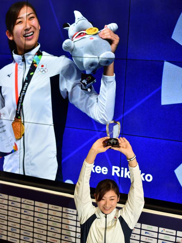 Perenang Jepang, Ikee Rikako berpose usai dinobatkan sebagai MVP Asian Games 2018 di Jakarta, Minggu (2/9). Rikako meraih emas 50m dan 100m gaya bebas, 50m dan 100m gaya kupu-kupu, 4x100m gaya bebas dan 4x100m gaya campuran estafet. (Juni Kriswanto/AFP)