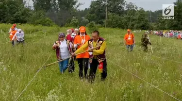 Kegiatan memotong rumput dijadikan sebagai kompetisi di Rusia. Para peserta mengenakan pakaian tradisional Rusia sebagai salah satu persyaratan.