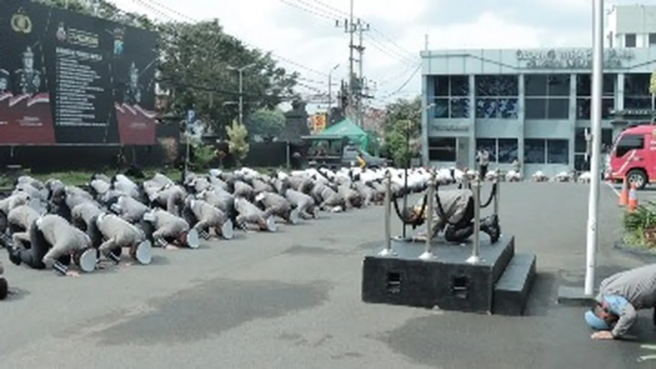 Sujud massal anggota Polrestabes Malang usai tragedi Kanjuruhan, Malang. (Foto: Polda Jatim/Liputan6.com)