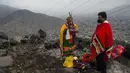 Dukun bersiap melakukan ritual ramalan untuk prediksi tahun 2022 sebelum Malam Tahun Baru di bukit San Cristobal di Lima, Peru (29/12/2021). (AFP/Ernesto Benavides)