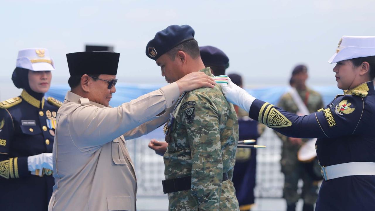 FOTO: Di Atas Kapal Perang, Presiden Prabowo Beri Penghargaan Tertinggi kepada Prajurit TNI