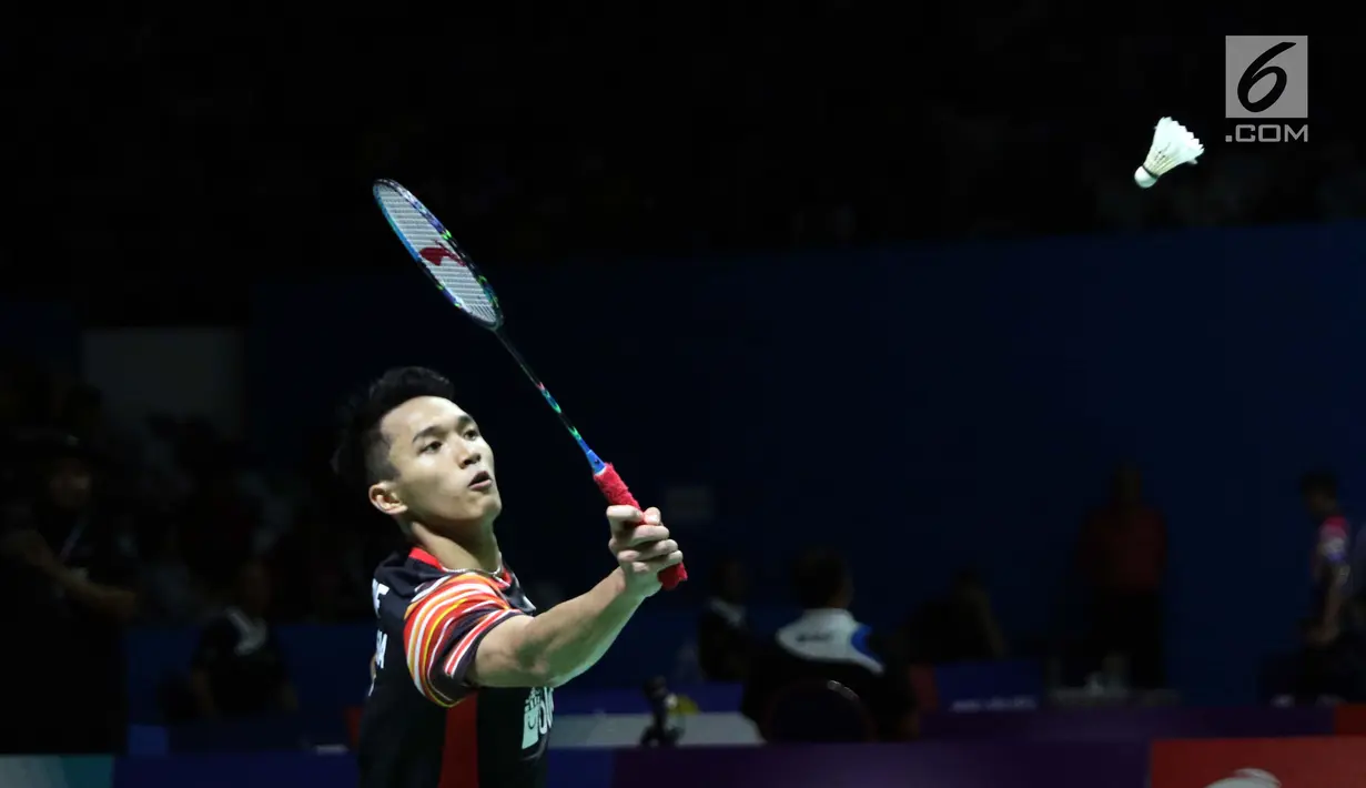 Pebulu tangkis tunggal putra Indonesia, Jonatan Christie berusaha mengembalikan kok ke arah Hans Kristian Solberg Vittinghus (Denmark) di babak 16 besar Indonesia Open 2019 di Istora Senayan, Jakarta, Kamis (18/7/2019). Jonatan unggul 22-20, 21-13. (Liputan6.com/Helmi Fithriansyah)