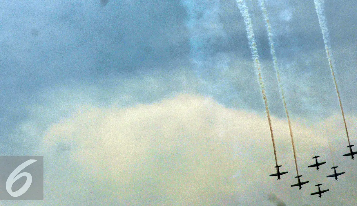 Aksi Tim aerobatik TNI AU The Jupiters saat melakukan manuver saat Peringatan HUT TNI AU ke-70 di Lanud Halim Perdanakusuma, Jakarta,( 4/9). Sebanyak 60 pesawat unjuk kebolehan saat HUT ke-70 TNI AU. (Liputan6.com/Johan Tallo)