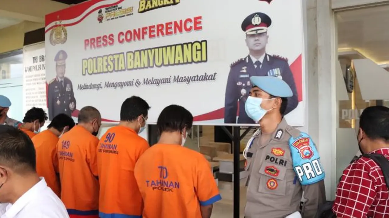 Pelaku pencurian yang tega menusuk leher korbanya dihadirkan dalam pers konference di Mapolresta Banyuwangi (Istimewa)