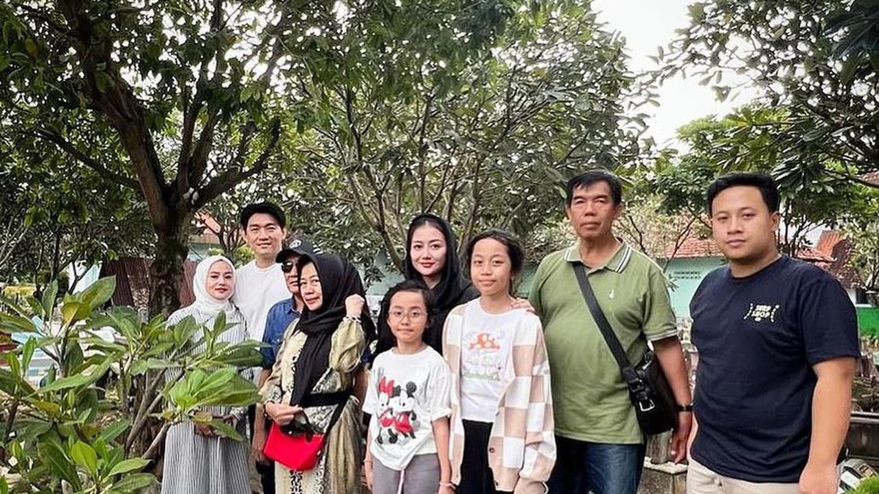 Ifan Seventeen Ajak Istri dan Keluarga Ke Makam Dylan
