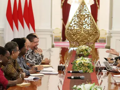 Suasana pertemuan Presiden Jokowi didampingi sejumlah menteri dengan Presiden Bank Dunia, Jim Yong Kim beserta delegasi di Istana Merdeka, Jakarta, Rabu (26/7). Pertemuan itu membahas sejumlah hal terkait reformasi kebijakan. (Liputan6.com/Angga Yuniar)