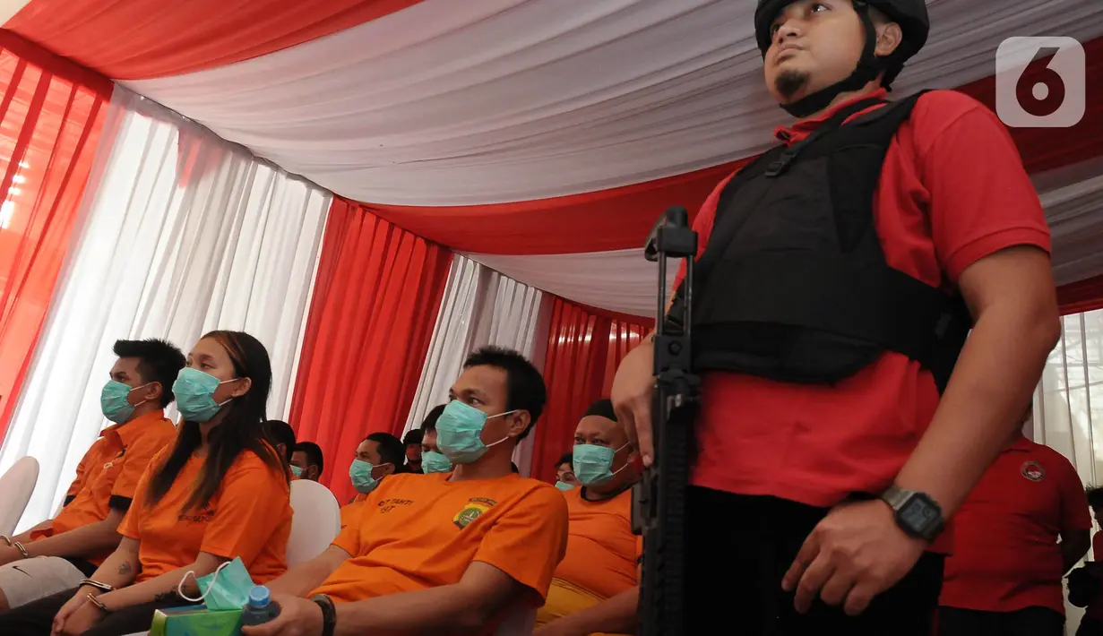 Kemudian terdapat tembakau sintetis 12,95 kg, bibit sintetis 1,02 kg. Barbuk narkoba ini dari 23 laporan polisi dengan 30 orang tersangka. (merdeka.com/Imam Buhori)