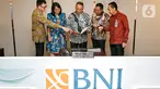 (Ki-ka) Direktur IT dan Operasi BNI Y.B. Hariantono, Direktur Keuangan BNI Novita Widya Anggraini, Direktur Utama BNI Royke Tumilaar, Direktur Bisnis UMKM BNI, Muhammad Iqbal, dan Direktur Manajemen Risiko BNI David Pirzada dalam Public Expose Kuartal I 2022 BNI, di Jakarta (26/4/2022). Percetakan laba bersih pada kuartal pertama BNI tahun ini mencapai Rp3,96 triliun, tumbuh 63,2% secara tahunan atau year-on-year (yoy). (Liputan6.com/HO/BNI)