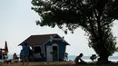 Suasana pantai anjing dan bar di Crikvenica, Kroasia, (12/7). Pantai dan bar ini dirancang khusus untuk para anjing dan pemiliknya demi merasakan kenikmatan Summertime bersama-sama. (REUTERS/Antonio Bronic)