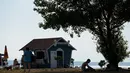 Suasana pantai anjing dan bar di Crikvenica, Kroasia, (12/7). Pantai dan bar ini dirancang khusus untuk para anjing dan pemiliknya demi merasakan kenikmatan Summertime bersama-sama. (REUTERS/Antonio Bronic)